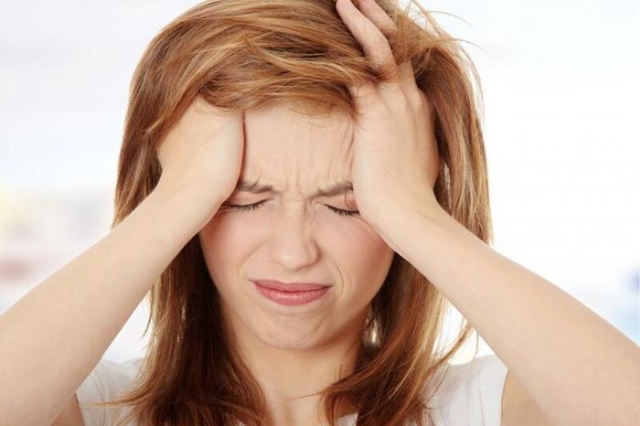 Đau đầu: Thiếu ngủ sẽ gây ra đau đầu, và nó cũng xảy ra khi bạn ngủ quá nhiều. Các nhà khoa học khuyến cáo bạn không nên nằm trên giường nhiều ngay cả trong những ngày cuối tuần và ngày lễ. Nếu không, bạn có thể thức dậy với cơn đau đầu khủng khiếp. Nguyên nhân là giấc ngủ dài ảnh hưởng đến chất dẫn truyền thần kinh trong não bộ, kích hoạt cơn đau đầu.