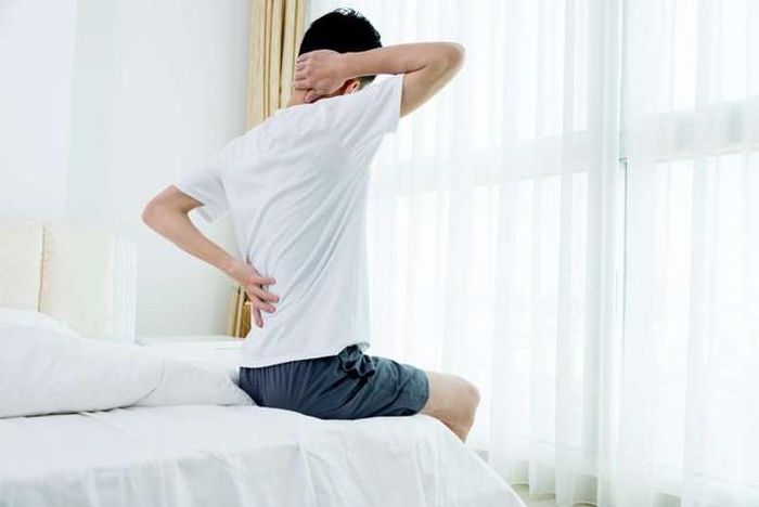 Đau lưng: Các triệu chứng đau lưng có thể trở nên tồi tệ hơn do hoạt động quá ít hoặc tốn nhiều thời gian trên giường. Ngủ ở tư thế không thuận lợi hoặc sử dụng đệm không tốt cũng gây đau lưng. Bạn cũng có thể buồn ngủ khi bị đau lưng, điều này khiến bạn càng muốn ngủ lâu hơn. Lúc này, bạn nên hỏi ý kiến của bác sĩ để điều trị chứng đau lưng và cải thiện chất lượng giấc ngủ.