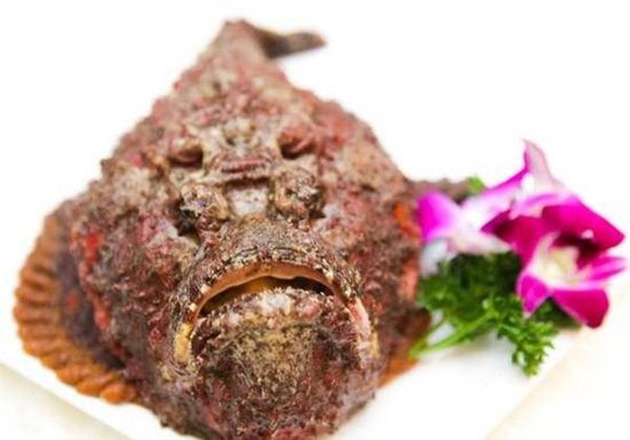 Chúng có thể sống được trên cạn trong vài ngày nếu như môi trường đủ độ ẩm, đặc biệt kể cả khi chết đi thì độc tố trên vây cá mặt quỷ vẫn có thể tồn tại nhiều ngày. Vì vậy, chỉ những ngư dân lặn lành nghề và có kinh nghiệm mới dám tìm bắt loại cá này.