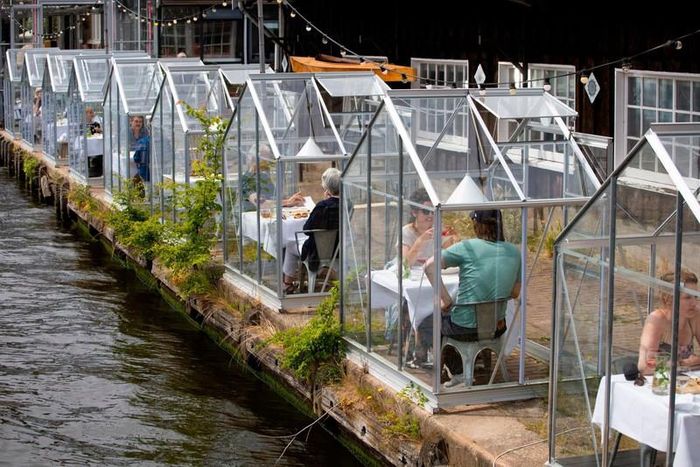 Thực hành giãn cách xã hội khi ăn trong "nhà kính cách ly" tại một nhà hàng ở Amsterdam, Hà Lan. Ảnh: Peter Dejong/AP.