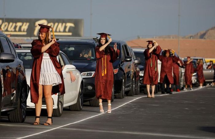 Học sinh trung học trong buổi lễ tốt nghiệp tại Las Vegas, Mỹ. Ảnh: John Locher/AP.