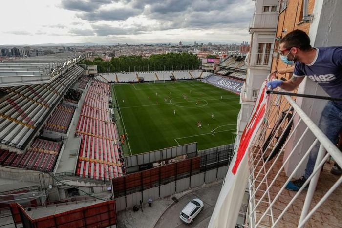 Một người hâm mộ bóng đá ở Madrid theo dõi trận đấu chuyên nghiệp giữa đội bóng Rayo Vallecano và Albacete. Ảnh: Manu Fernandez/AP.