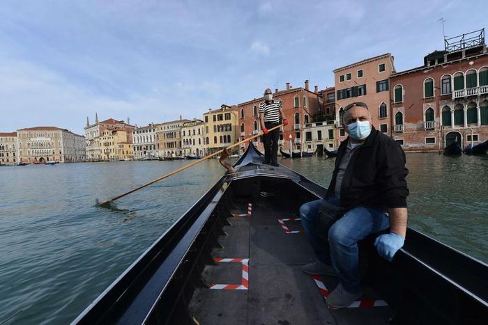 Hoạt động kinh doanh thuyền Gondola đã bắt đầu trở lại ở Venice, Italy. Ảnh: Andrea Pattaro/AFP/Getty Images.