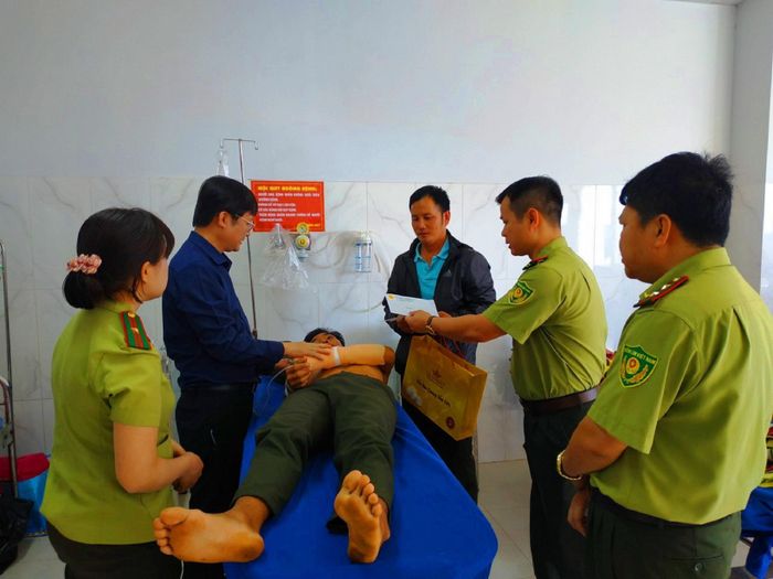 Lãnh đạo Sở NN&amp;PTNT, Chi cục Kiểm lâm thăm 1 kiểm lâm bị hành hung trong lúc bảo vệ rừng