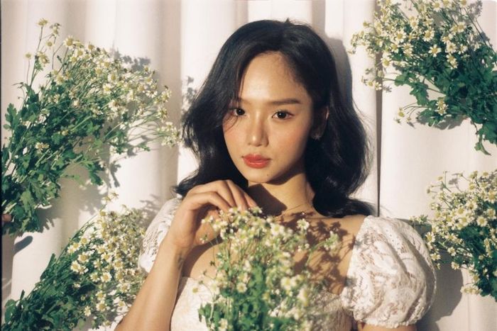 Chia sẻ về ý tưởng kết hợp với nhiếp ảnh gia Quảng Nhật Thi trong bộ ảnh film lần này, Miu Lê cho biết mình vốn yêu thích phong cách chụp film vì mang lại cảm giác hoài cổ và mộc mạc. Hơn nữa, nữ ca sĩ cũng muốn đem đến khán giả của mình hình ảnh một Miu Lê tự do, luôn theo đuổi những điều mình thích.