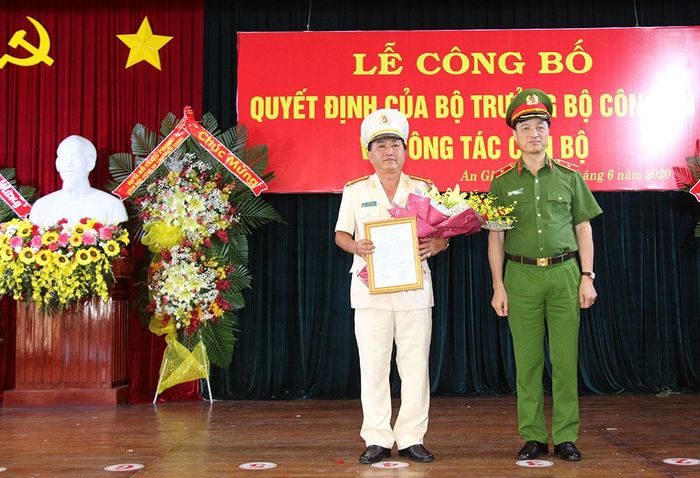 Thứ trưởng Thứ trưởng Nguyễn Duy Ngọc trao quyết định cho Đại tá Bùi Bé Năm 