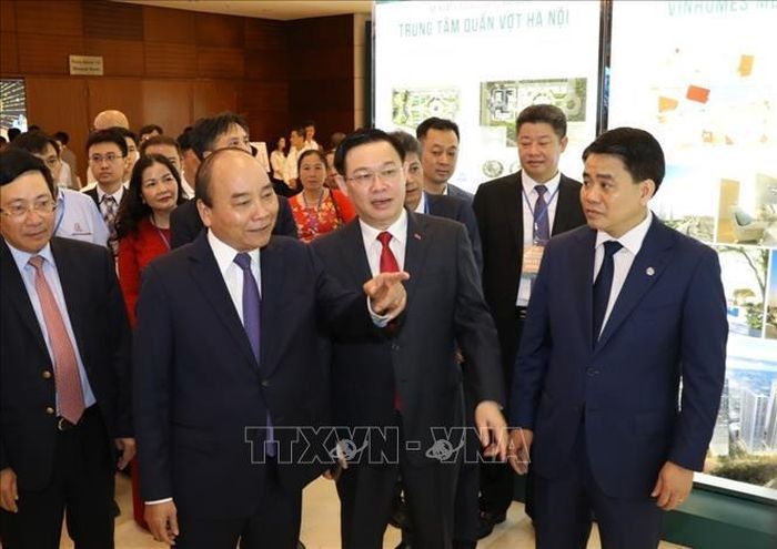 Thủ tướng cùng lãnh đạo Hà Nội đang tham tham quan mô hình các dự án được trưng bày tại hội nghị