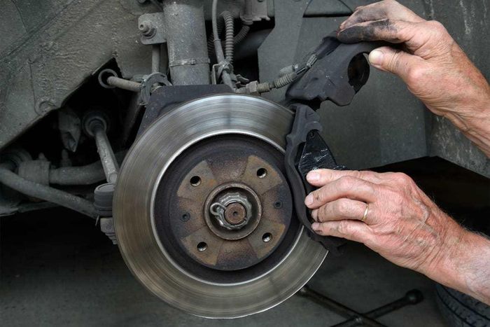 Mùi thảm cháy khét xuất hiện khi bộ phận phanh có vấn đề. Ảnh: Theo Cars.