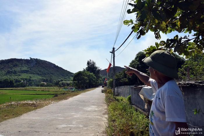 Đến khoảng 7 giờ, ngọn lửa đã được dập tắt. Tuy nhiên, người dân vẫn lo lửa tiếp tục tái phát, vì thời tiết nắng nóng. Ảnh: Xuân Hoàng