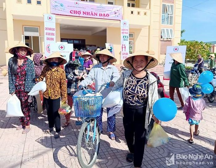 Niềm vui của người dân xã Hưng Lĩnh, huyện Hưng Nguyên được nhận sự quan tâm từ các nhà hảo tâm. Ảnh: Thu Hương