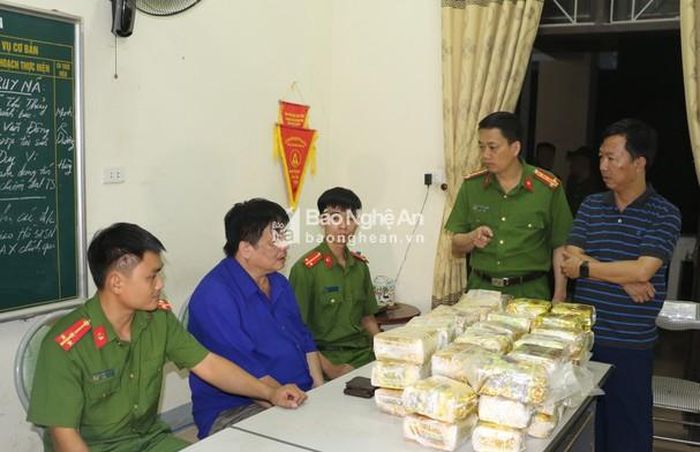 Đối tượng Hồ Sỹ Nguyên (áo xanh nước biển) và số lượng ma túy đá bị lực lượng chức năng thu giữ. Ảnh: Trọng Tuấn