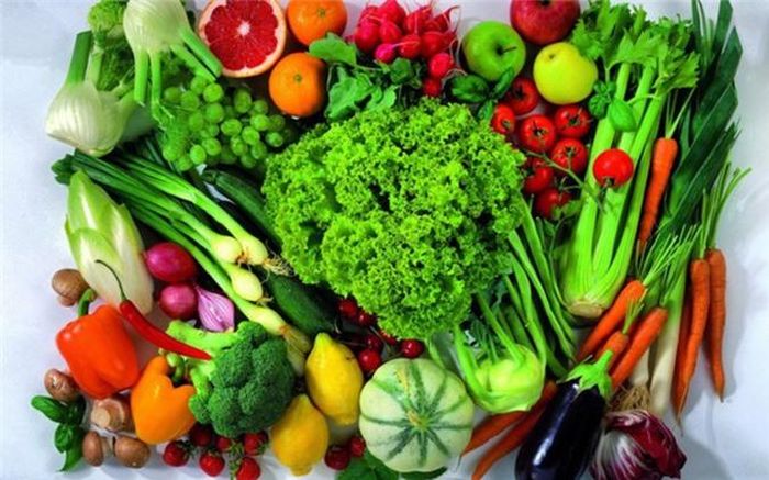 Ăn nhiều rau xanh và trái cây thật thay vì uống nước ép: Rau và hoa quả chứa ít calo nhưng lại có rất nhiều chất xơ, giúp giảm cân hiệu quả hơn.