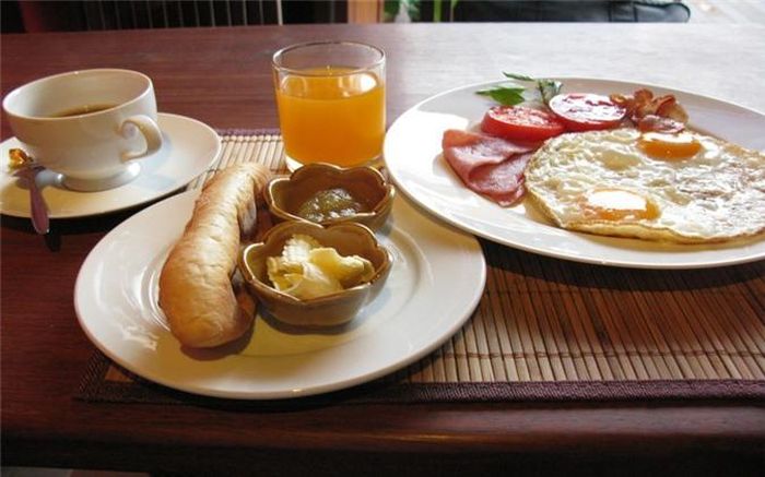 Không được bỏ bữa sáng: Bữa sáng là bữa ăn quan trọng nhất vì thế thói quen nhịn ăn sáng là một sai lầm nghiêm trọng, có thể gây hại đến sức khỏe.