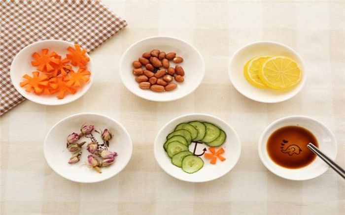 Hãy nhai thức ăn thật chậm:Ăn chậm, nhai nhiều lần sẽ "đánh lừa" não bộ rằng bạn đã ăn nhiều và ăn no, theo đó giúp bạn hạn chế việc tiêu thụ thức ăn.