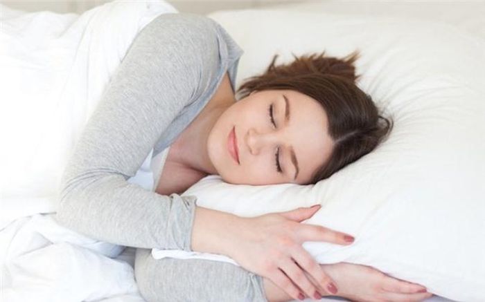 Ngủ nhiều và đủ giấc: Thiếu ngủ sẽ gây ra cảm thấy mệt mỏi, đồng thời khiến cơ thể tích tụ nhiều mỡ hơn bình thường.