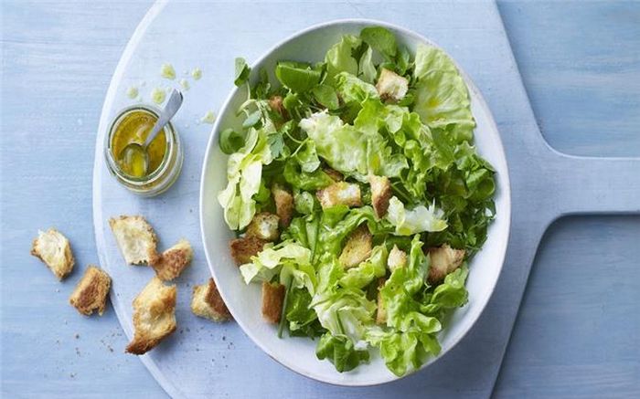 Ăn salad rau trước các bữa ăn: Thói quen này sẽ giúp giảm đáng kể cảm giác thèm ăn và làm bạn có cảm giác no, giảm lượng calo nạp vào cơ thể.