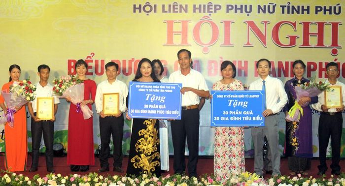Đại diện Hội nữ doanh nhân tỉnh và Công ty cổ phần quốc tế Lead Việt tặng quà cho các gia đình hạnh phúc tiêu biểu.