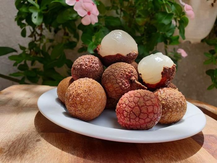 Ăn vải thiều mang lại nhiều lợi ích cho sức khỏe. Ảnh: NGUYÊN VÕ