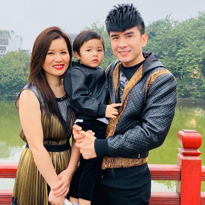  "Chúng tôi bình thản trước những lời khen chê, ý kiến trái chiều. Bây giờ, tôi nghĩ Đan Trường vẫn là một trong những ca sĩ đắt show nhất Việt Nam. Tháng 9, anh ấy định nghỉ ngơi nhưng không thể được vì bầu show năn nỉ quá. Có người còn chuyển tiền trước vào tài khoản. Vậy nên Đan Trường lại cố gắng đi hát", quản lý nam ca sĩ cho biết. Ở tuổi 44, Đan Trường vẫn giữ được ngoại hình trẻ trung nhờ chăm chỉ luyện tập. 