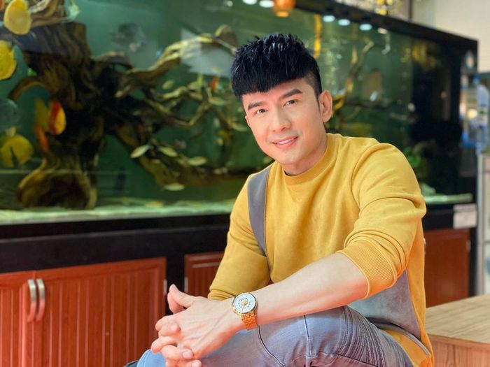 Sau đó, nam ca sĩ tiếp tục có nhiều ca khúc hit như Tình khúc vàng, Chim trắng mồ côi… Anh cũng tham gia nhiều dự án phim, chẳng hạn Võ lâm truyền kỳ, Thứ ba học trò… Sang đến thập niên 2010, anh thử sức với những màu sắc đa dạng hơn. Đặc biệt, nam ca sĩ chinh phục thành công 2 dòng nhạc hùng ca - sử ca và dân ca - quê hương với hàng loạt bài hát được yêu thích như Dòng máu Lạc Hồng, Lời ru ngàn đời, Chim trắng mồ côi, Dây đủng đỉnh buồn… 