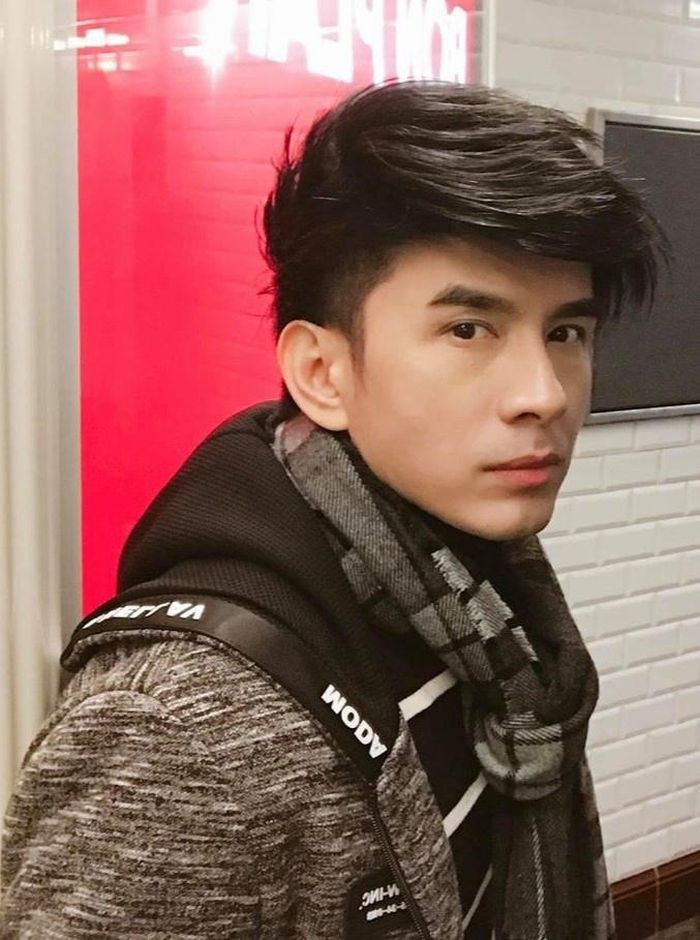 Mới đây, Đan Trường chia sẻ hình ảnh thuở bé và khi 15 tuổi. Trên trang cá nhân, nam ca sĩ viết: “Từ nhỏ đến lớn khuôn mặt tôi thay đổi liên tục, có những người bạn học chung cấp 1 lên cấp 2 không còn nhận ra tôi nữa. Khi nổi tiếng, tôi đi hát, những người từng gặp cũng không nhận ra đây là bạn Bo hồi xưa”.