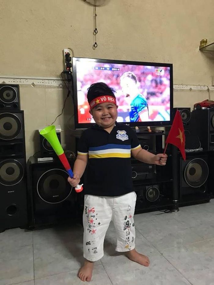 4 năm sau ngày đăng quang Người hùng tí hon, Tin Tin nay lớn bổng, lanh lợi. Mới đây, cậu bé có buổi biểu diễn chung với ca sĩ Đan Trường. Giọng ca Tình cha dành nhiều lời khen cho thần đồng âm nhạc nhí. "Bé Tin Tin - quán quân Người hùng tí hon thông minh và lanh hết biết. Bé Tin Tin là fan nhí của tôi từ lúc 3 tuổi, mê tôi từ bài Anh Ba Khía, rất dễ thương", Đan Trường bày tỏ. Ở tuổi lên 9, ngoài việc học trên trường, Tin Tin còn đi hát ở tỉnh, tham gia phim ảnh. 