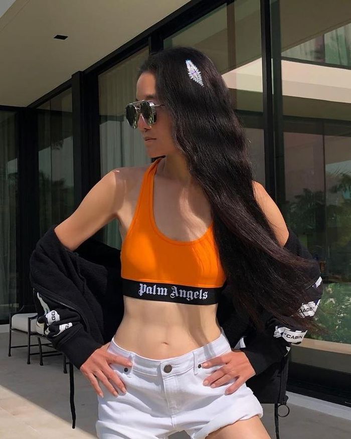  "Bà tiên váy cưới" từng khiến nhiều người bất ngờ trước vẻ ngoài "mình hạc xương mai". 