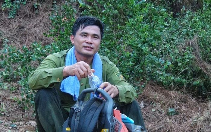 Sau khi dập tắt đám cháy, các lực lượng vẫn túc trực tại chỗ để xử lý kịp thời những tình huống có thể xảy ra.