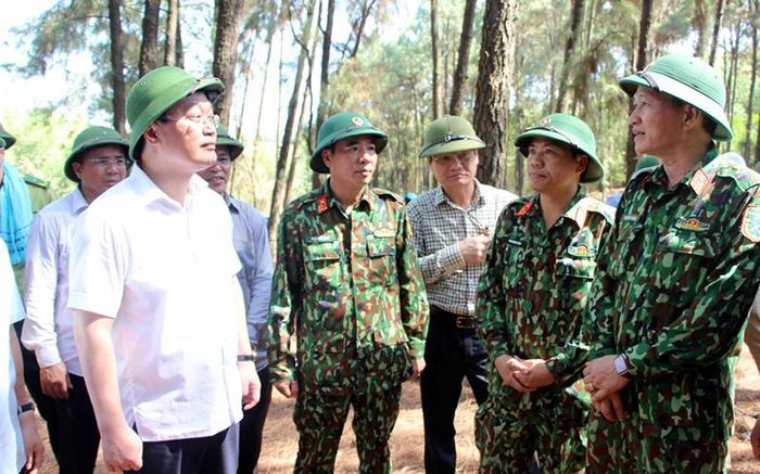Chủ tịch UBND tỉnh Nghệ An Nguyễn Đức Trung chỉ đạo công tác chữa cháy rừng tại hiện trường. Ảnh: Quang An.