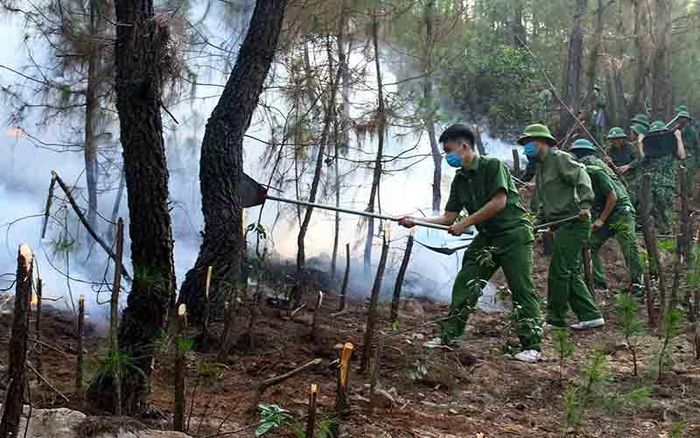 Đến sáng nay, các lực lượng và người dân vẫn phải căng mình chữa cháy.
