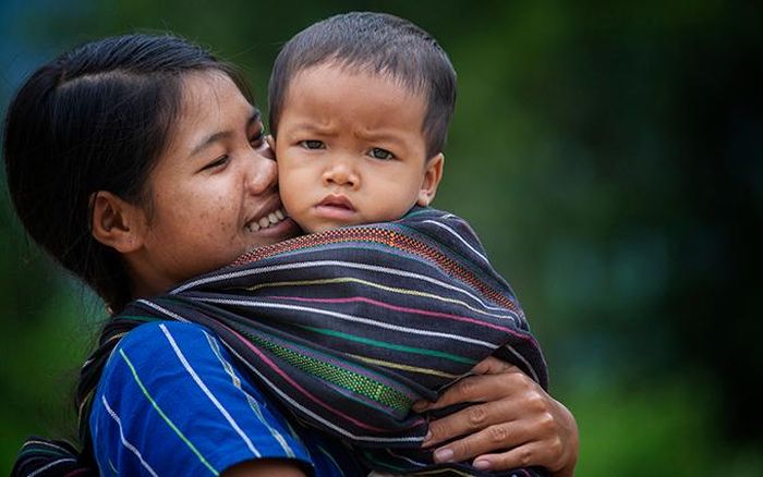 Em bé người K'Ho trong vòng tay yêu thương của người mẹ ở xã Rô Men, huyện Đam Rông, Lâm Đồng.