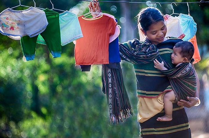 Hai mẹ con chú bé người Ê Đê tại huyện Lăk, Đắk Lắk.