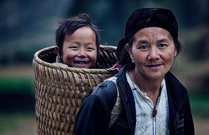 Một chú bé người Tày ở Lũng Phìn, Đồng Văn, Hà Giang vui vẻ khi được theo mẹ lên nương.