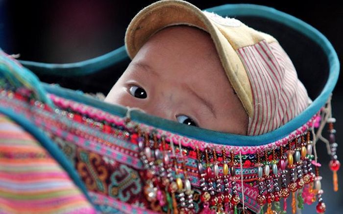 Ánh mắt tò mò của một chú bé được theo mẹ xuống phiên chợ Đồng Văn, Hà Giang.