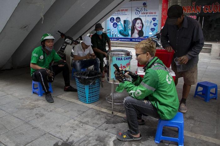 Những điểm trà chanh miễn phí nên được nhân rộng để giúp đỡ bà con lao động. Ảnh: Việt Trinh.
