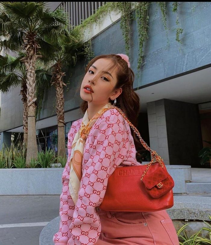 Chi Pu cũng theo trend râu rồng dù không bạo như cô bạn cũ của mình.