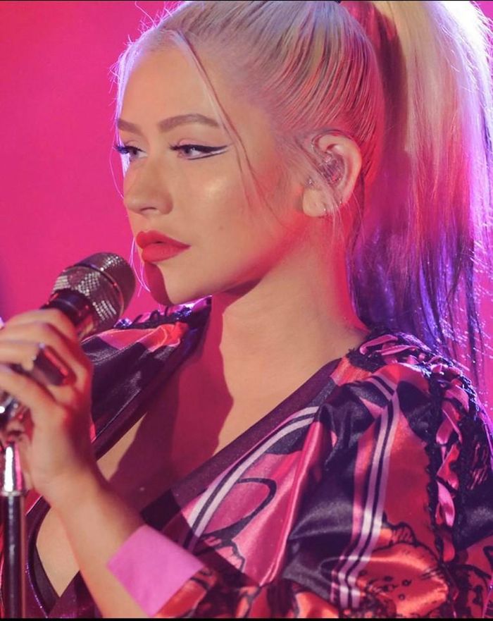 Ca sĩ Xtina cũng thêm tên mình vào thành viên hội mái "râu rồng"