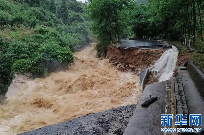 Trận lụt cũng đã phá hủy khoảng 9.300 ngôi nhà và tàn phá 861.000 ha đất nông nghiệp, thiệt hại kinh tế của thảm họa thiên nhiên vượt quá 24 tỷ nhân dân tệ (3,4 tỷ USD). Ảnh: NEWS.CN