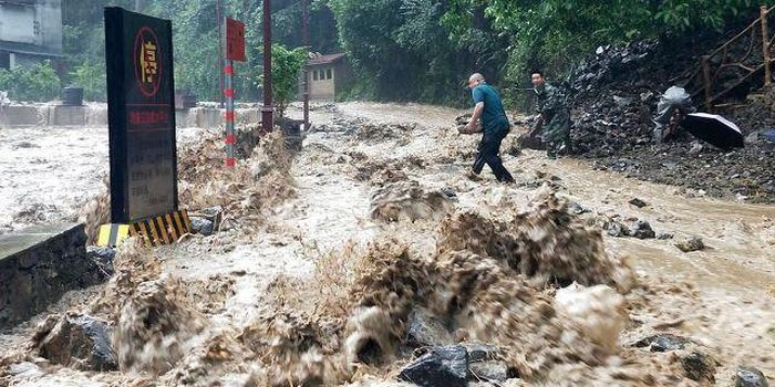 Ít nhất 63 người đã thiệt mạng hoặc mất tích, Bộ cho biết. Những cơn bão vào tuần trước đã khiến 13 người thiệt mạng ở tỉnh Hồ Nam và khu vực Quảng Tây gần đó. Ảnh: Tân Hoa Xã, chính quyền Trùng Khánh đang cố gắng ngăn chặn dòng nước lũ.