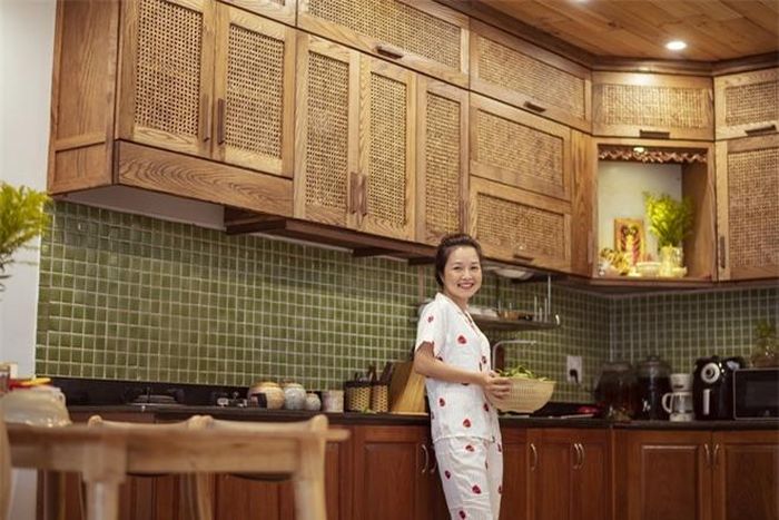 Căn bếp của gia đình ba thành viên sở hữu diện tích 50 m2 với màu nâu gỗ nổi bật. Anh Thư chia sẻ: "Vì vợ chồng mình đều yêu thích nét đẹp hoài niệm và xưa cũ, luôn nhớ về những chiếc tủ bếp mộc mạc thời còn sống với ba mẹ, nên khi có nhà riêng, điều mình muốn nhất vẫn là một căn bếp giống ngày bé". Đây chính là cảm hứng chủ đạo để cả 2 dựng lên gian bếp này.