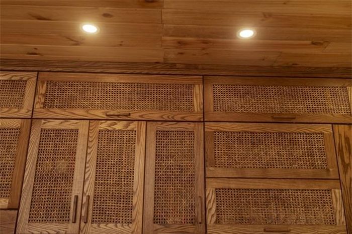 Phần nổi bật của căn bếp cũng là điều mà Anh Thư tự hào nhất là tủ bếp thiết kế theo kiểu chạn bếp xưa. Thay vì bộ tủ theo phom hiện đại như bản vẽ nhà ban đầu, vợ chồng Duy - Thư thuê thợ mộc đóng riêng tủ bếp chữ L dài 5 m với chất liệu gỗ sồi Mỹ. Để tạo ra sự khác biệt, Thư nghĩ ra ý tưởng phá cách phần cánh tủ.