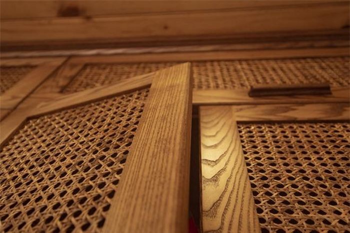 Những cánh cửa tủ được làm từ mây đan lưới mắt cáo tạo nên điểm nhấn cho toàn căn bếp. Thư chia sẻ, cô mua mây đan ở các cửa hàng đồ mây, sau đó đem qua cho thợ mộc lồng vào cánh cửa và sơn phủ cho đều màu.
