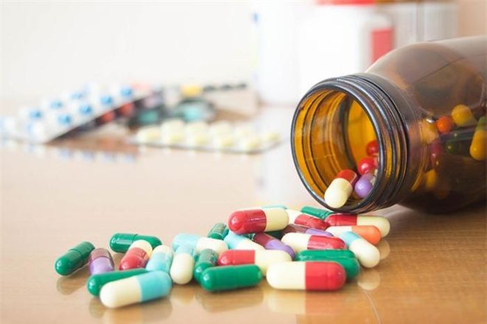 Rắc kháng sinh:Trong trường hợp đụng tay quá mạnh khiến mụn chảy máu, các cô gái tận dụng thuốc kháng sinh có sẵn trong tủ thuốc nhà mình. Nếu có thể, bạn hãy dùng thêm băng gạt để vết thương mau lành, tránh bị nhiễm trùng. Ảnh:diga.