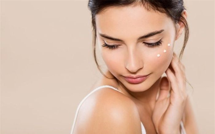 Chọn sữa rửa mặt chứa 2% axit salicylic:Nếu thường bị nổi mụn quanh miệng trước kỳ kinh nguyệt, chị em thử thay đổi sữa rửa mặt. Bạn nên đầu tư vào các sản phẩm chứa axit salicylic với liều lượng phù hợp. Ngoài điều trị những vấn đề về mụn, nó còn giúp giảm đau nhanh chóng. Ảnh:indorehd.