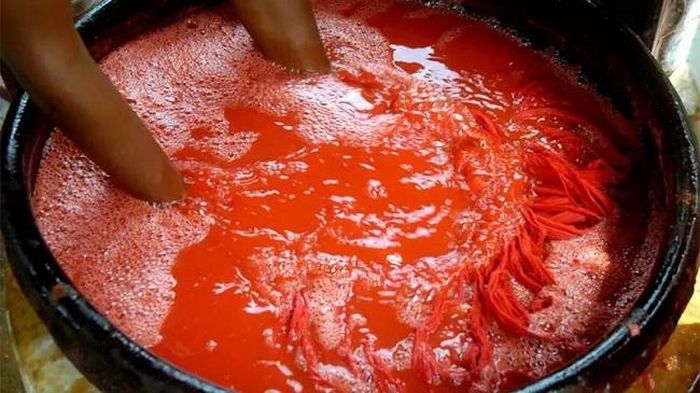Quá trình nhuộm vải sử dụng nhiều hóa chất độc hại.