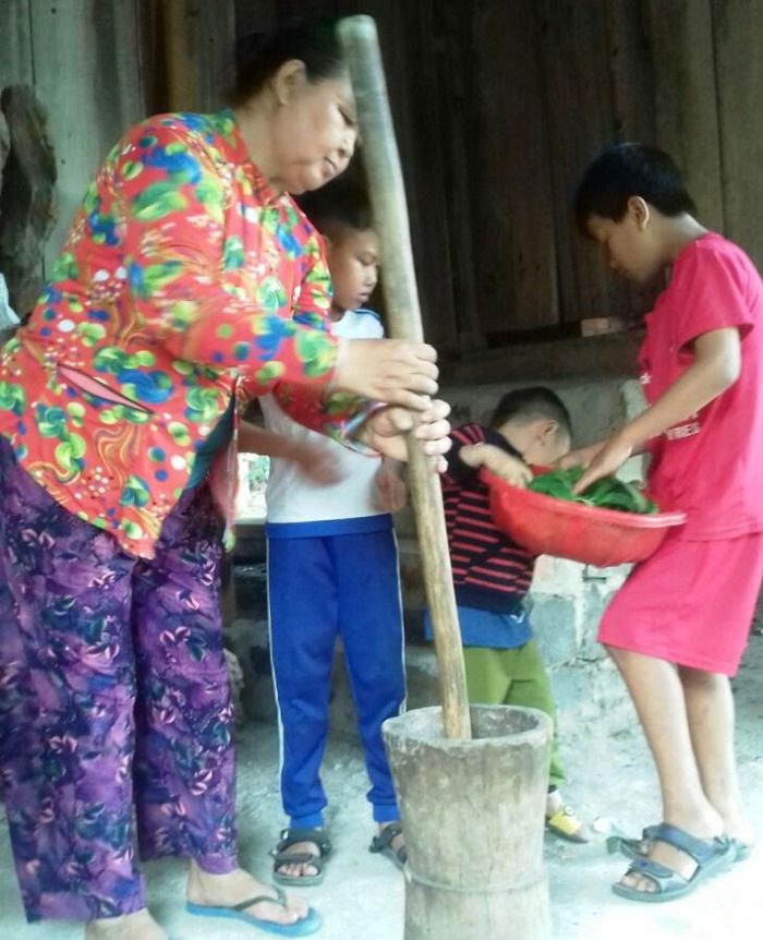Bà Mó Beo (bên trái) giã gạo rẫy nấu canh Bồi