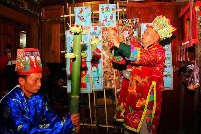 Anh Bàn Trường Sinh (bên trái) được thầy cúng làm lễ cấp sắc.
