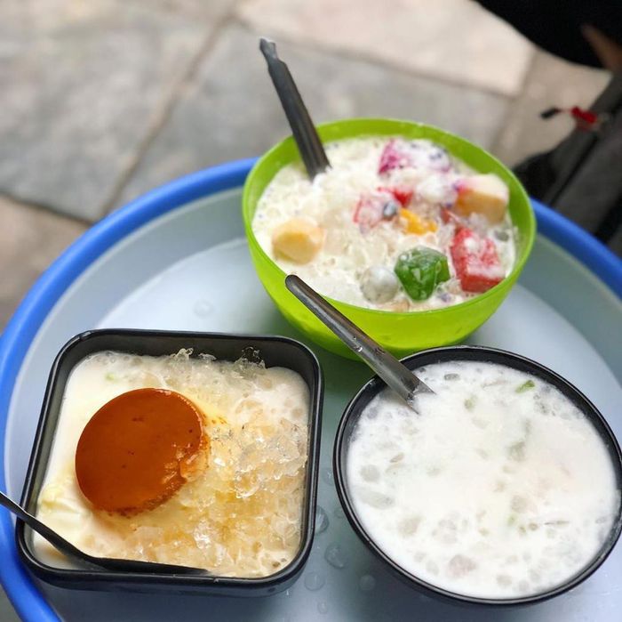 Caramen hoa quả, kem chua mít, sữa chua hoa quả sầu riêng là những món tráng miệng giải nhiệt, được thực khách yêu thích vào ngày hè. Phục vụ nhanh, nằm ở trung tâm phố cổ, món đa dạng là điểm cộng của quán. Tuy nhiên, chỗ gửi xe hạn chế, không gian quán hơi hẹp, phù hợp để mua mang về hơn. Giờ mở cửa: 8h-22h. Ảnh: Ym_3stepcooking. 