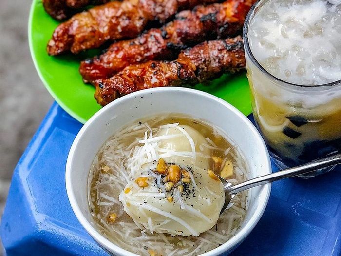  Một thực khách cho biết: "Hàng chè chỉ xếp đơn giản vài chiếc ghế ngồi nhưng rất đông khách. Vị chè ngọt thanh, ăn không ngán. Mùa hè thích hợp để nhâm nhi chè đỗ đen, bánh trôi tàu nóng hổi là lựa chọn hợp lý trong mùa đông". Giờ mở cửa: 7h-18h30. Ảnh: Thuyseatbook_. 
