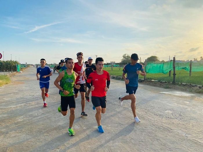 Vũ Văn Sơn, Đỗ Quốc Luật, Nguyễn Văn Lai làm quen đường chạy
